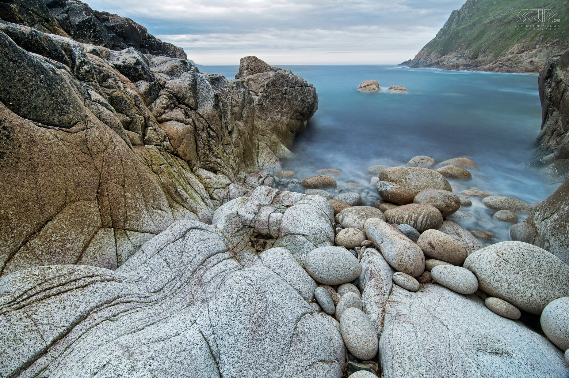 Porth Nanven / Cot Valley Beach Porth Nanven ook bekend als Cot Valley Beach is gelegen nabij het dorpje St. Just op het schiereiland Penwith. Soms wordt het ook wel 'Dinosaur Egg Beach' genoemd vanwege de opmerkelijke eivormige stenen en prachtige rotsformaties. Drie avonden op rij gingen we er bij zonsondergang fotograferen. Stefan Cruysberghs